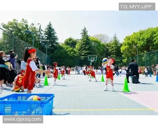 幼儿园小朋友篮球服精彩表演展现团结与活力的快乐时光